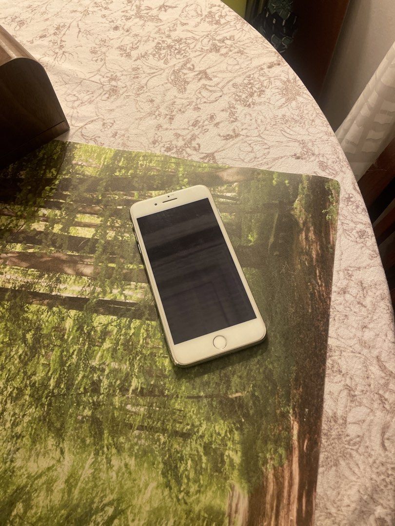 iPhone 8 Plus Silver 64GB (Category: iPhone 8 Series) located in Singapore. Submitted by lovewatubuybuywatulove (Listing ID 1428748578, Image 1). Description: Always with cover and screen protectors For battery health I just key in a mandatory no .