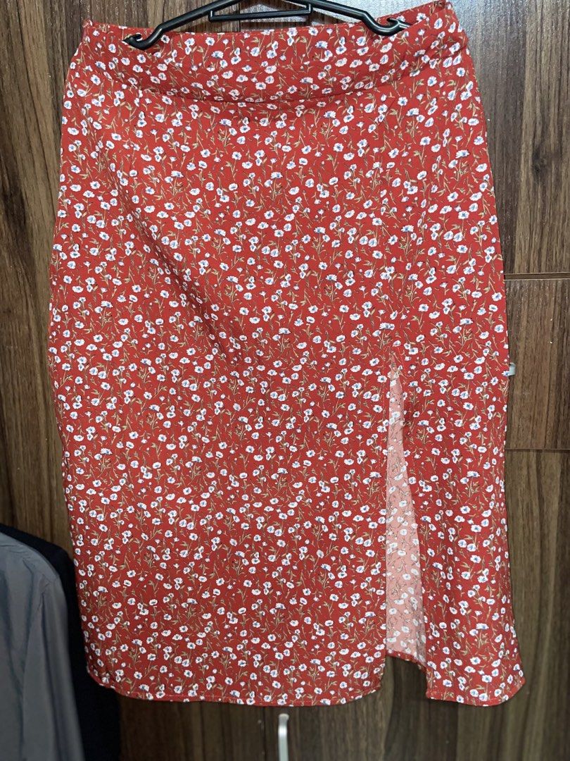 Lovito Floral Slit Skirt (Category: Skirts) located in Marikina City. Submitted by declutter_2026 (Listing ID 1428719811, Image 2). Description: Only used once.