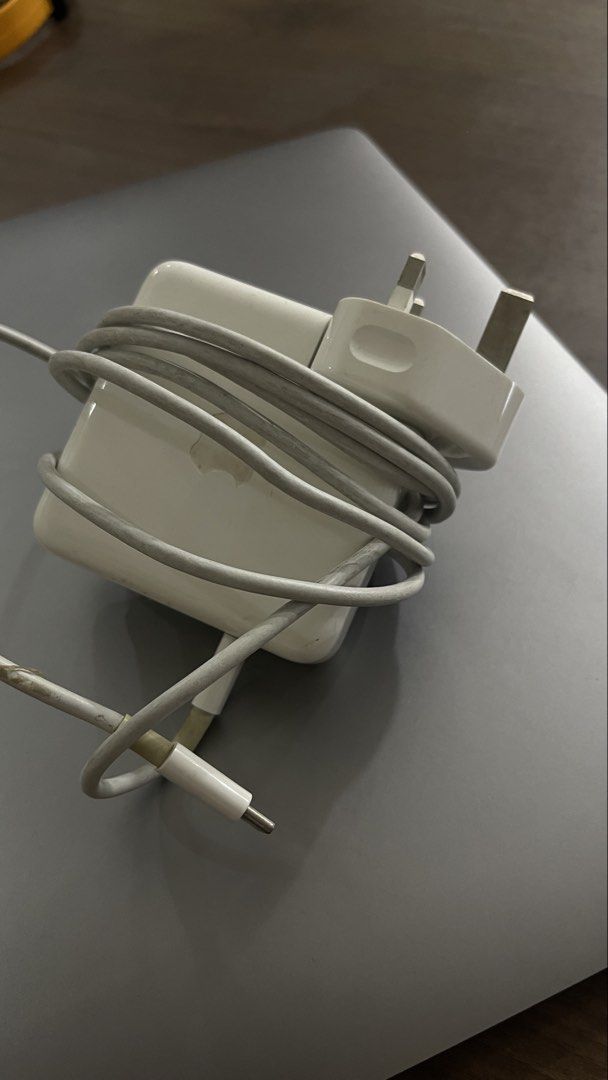 MacBook Pro 13-inch M1 2020412356532398336008