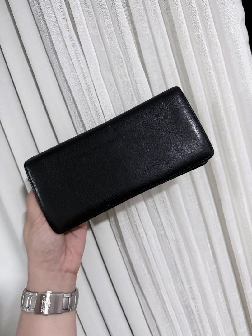 Marc Jacobs Long Bifold Wallet (Category: Luxury Bags & Wallets) located in Taguig. Submitted by its.angelic.xoxo (Listing ID 1428768190, Image 3). Description: Marc Jacobs Long Bifold Wallet ₱3,500 with few signs of usage Black cow leather Gold tone heardware Made in Vietnam [Fabrique au Vietnam] Dimensions: 19 x 1.5 x 9cm Inside zip pocket Two open pocket 10 card slots ₱3,500 firm, no last price Authenticity Guaranteed As is, item only 📍Cembo 