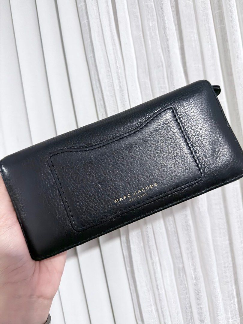 Marc Jacobs Long Bifold Wallet (Category: Luxury Bags & Wallets) located in Taguig. Submitted by its.angelic.xoxo (Listing ID 1428768190, Image 1). Description: Marc Jacobs Long Bifold Wallet ₱3,500 with few signs of usage Black cow leather Gold tone heardware Made in Vietnam [Fabrique au Vietnam] Dimensions: 19 x 1.5 x 9cm Inside zip pocket Two open pocket 10 card slots ₱3,500 firm, no last price Authenticity Guaranteed As is, item only 📍Cembo 