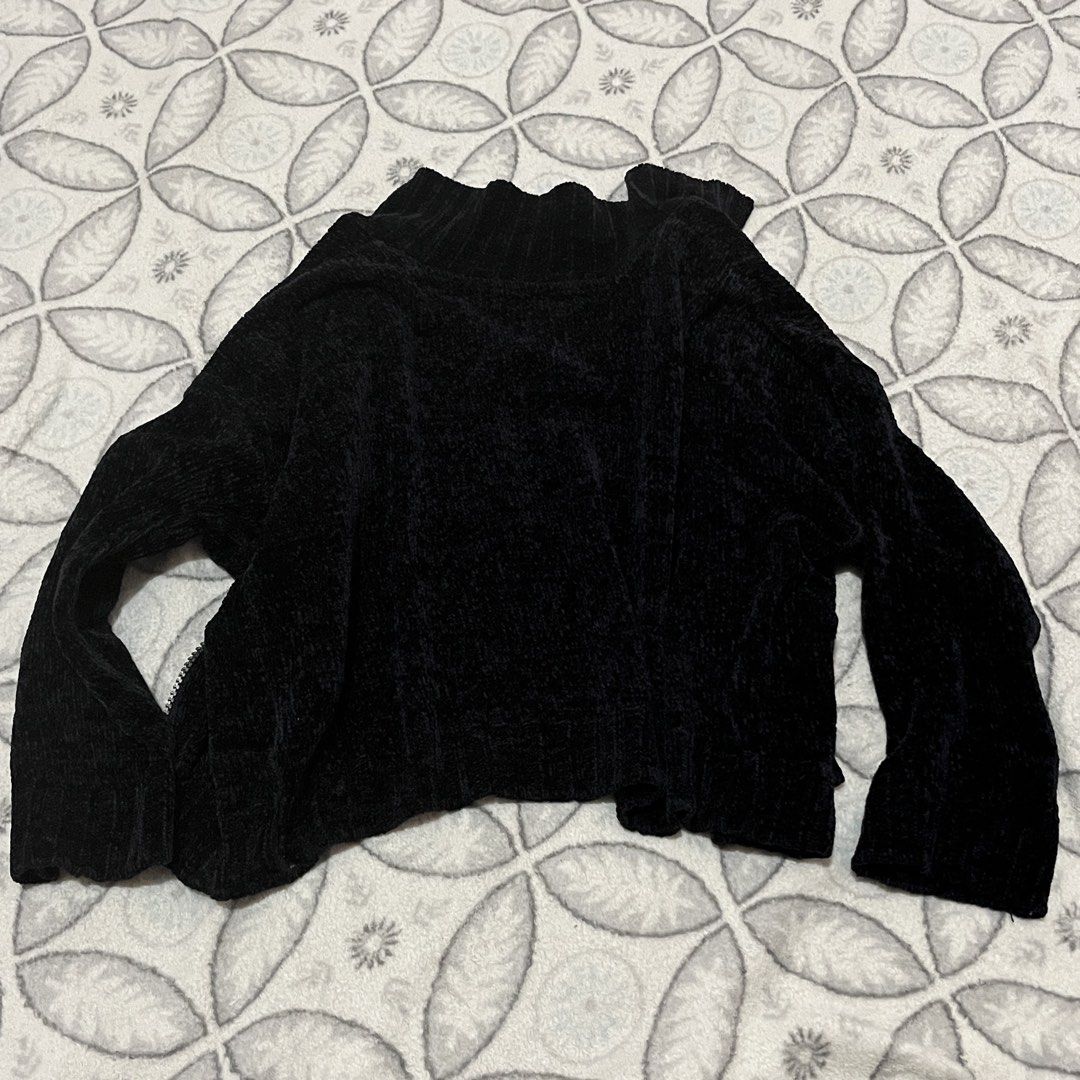 Marks & Spencer Black Zip-Up Sweater (Category: Longsleeves) located in Rodriguez. Submitted by decluttrey (Listing ID 1428758579, Image 2). Description: Soft and cozy material. Easy to pair with any outfit. Has small holes on both the right and left sides in front, but they’re not noticeable if you wear a black inner. Can also be easily covered with a patch. Size Small (S) on tag. Can fit XS. Still nego.