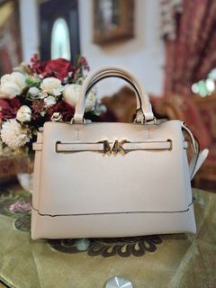 (Category: ) located in . Submitted by huda_wardrobe (Listing ID 1428654949, Image 1). Description: .