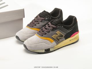 (Category: ) located in . Submitted by outlet_sneakers_shop (Listing ID 1428667044, Image 1). Description: .