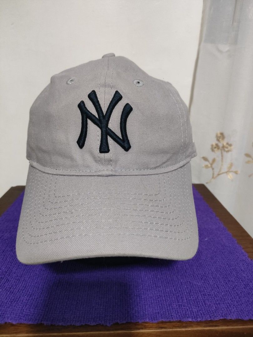 New Era New York Yankees Cap (Category: Caps & Hats) located in Santa Rosa. Submitted by abj_104 (Listing ID 1428616209, Image 1). Description: Gray New Era cap featuring the New York Yankees logo. The cap has the New Era logo on the side and "Yankees" embroidered on the back. It has an adjustable strap for a comfortable fit. Old stock, unused.