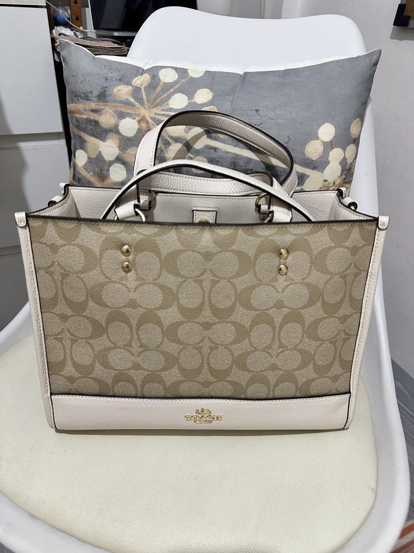 Preloved Coach Dempsey Carryall (Category: Luxury Bags & Wallets) located in Carmona. Submitted by havalook (Listing ID 1428749329, Image 2). Description: Preloved Original bag used Signature Canvas light khaki chalk Snap closure Detachable strap Shoulder/ hand/ crossbody bag Dempsey 30 Refined pebble leather Negotiable Rfs: rarely used.