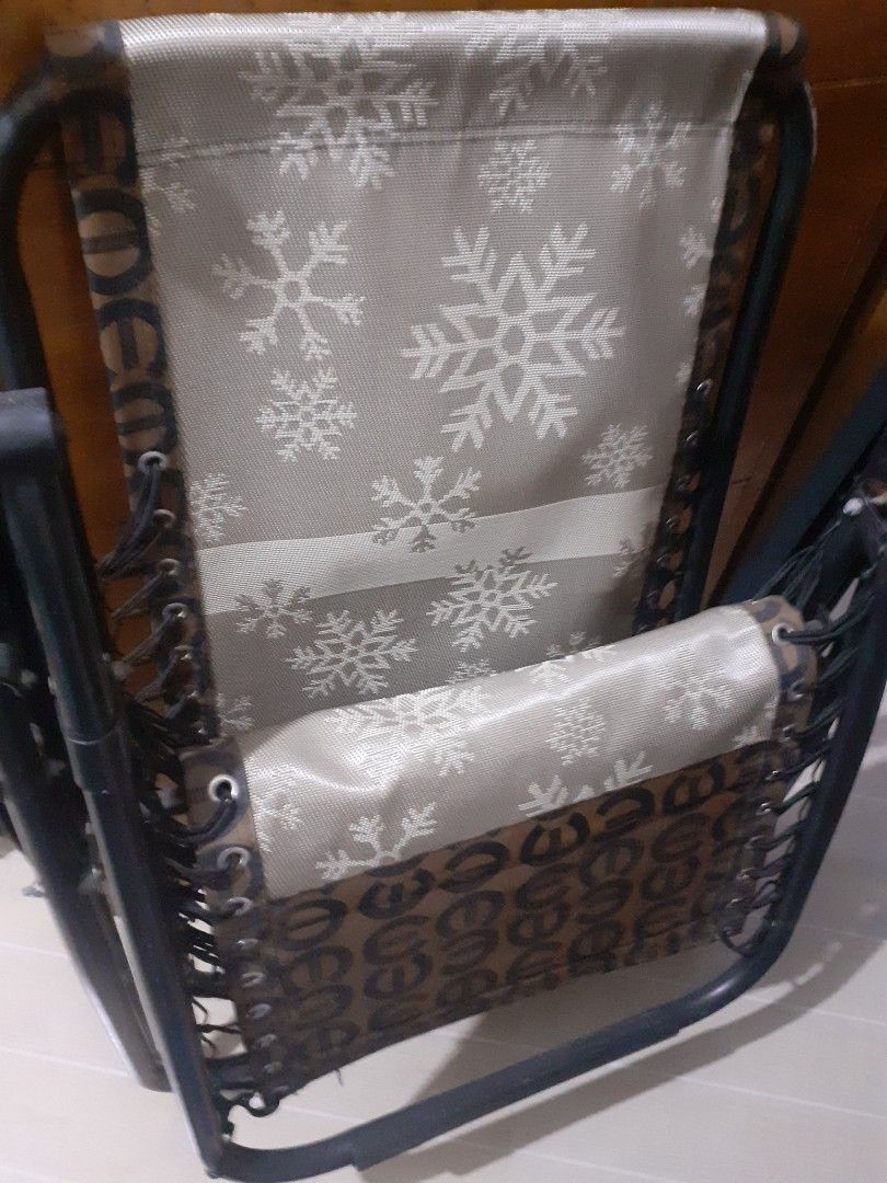 Preloved Zero Gravity Recliner Chair with Snowflake Design (Category: Chairs) located in Lipa City. Submitted by newriver_a7c3ea (Listing ID 1428690128, Image 1). Description: Comfortable zero gravity recliner chair. Features a unique snowflake pattern on the seat and backrest. The chair has a black frame and a headrest pillow. The design on the side of the chair has a repeating pattern. Perfect for relaxing outdoors or indoors. Provides excellen