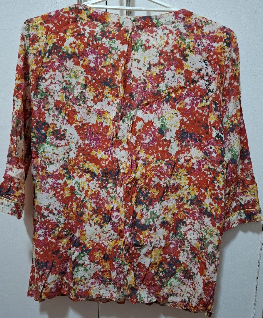 Promod Floral V-Neck Blouse (Category: Blouses) located in Quezon City. Submitted by ktin20 (Listing ID 1428729878, Image 2). Description: Blouse features a vibrant floral print with a V-neck design. It has three-quarter sleeves..