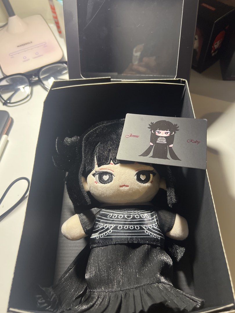 Ruby Plush Doll （分類：絨毛玩具）位於 Hong Kong。 由 dohaa 提交（商品編號 1428773995，圖片 1）。簡介： Ruby plush doll is dressed in a black outfit and comes in its original box. The doll has black hair styled in two buns and heart-shaped eyes. A tag with the Ruby character is included. The doll is in its original packaging.。