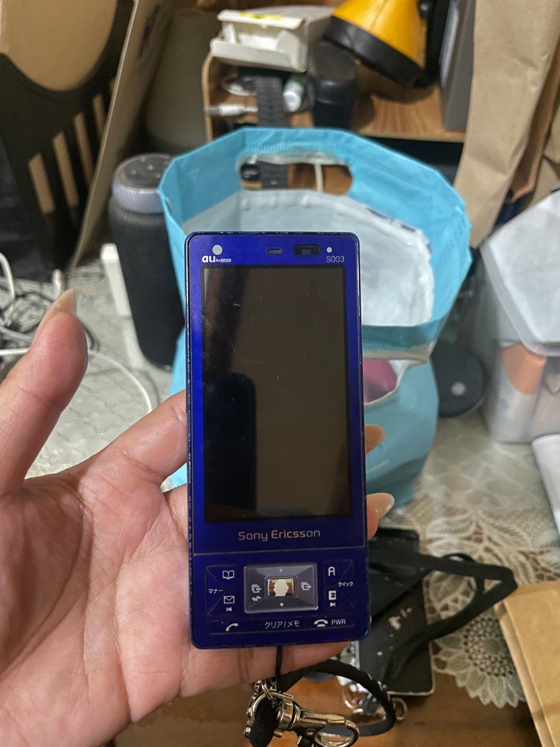sony ericsson flip phone y2k (Category: Early Generation Mobile Phones) located in Manila. Submitted by chaeryunnie (Listing ID 1428718839, Image 1). Description: working from japan can provide vid proof na working siya (12mp cam super linaw!) *wala na ung cover sa may battery .