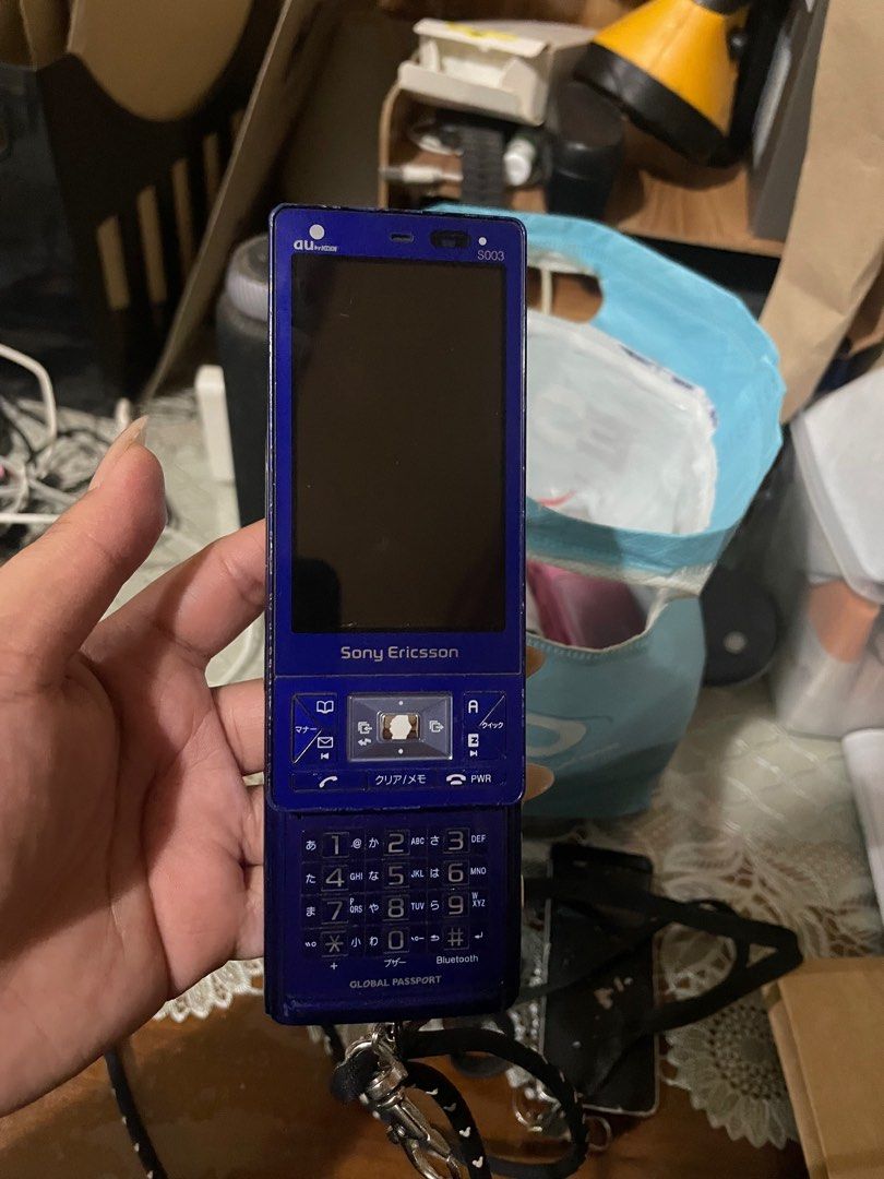 sony ericsson flip phone y2k (Category: Early Generation Mobile Phones) located in Manila. Submitted by chaeryunnie (Listing ID 1428718839, Image 2). Description: working from japan can provide vid proof na working siya (12mp cam super linaw!) *wala na ung cover sa may battery .