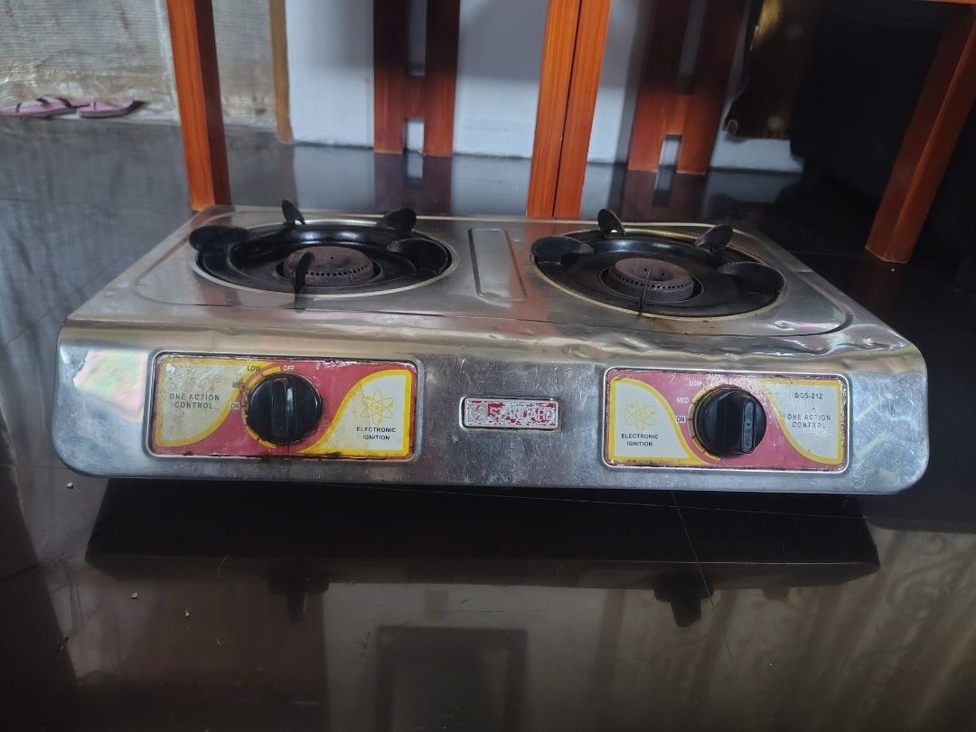 Standard Double Burner Gas Stove (Category: Cookers) located in Taguig. Submitted by ricky08 (Listing ID 1428663998, Image 1). Description: ung left side medyo mahina ang baga di kasi na gagamit ung right side no issue 100 malakas ang apoy nka bili na kasi ako ng single burner, I have small space kasi. actually mga 2013 ko pa siya gamit, super tibay kita niyo nmn sa pic haha.. PM sa interested..