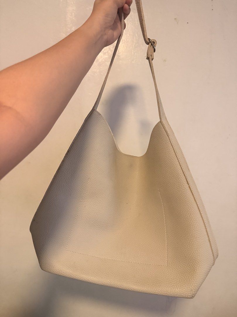 [SUPER SALE] 1500 take all 200 each (Category: Cross-body Bags) located in Caloocan City. Submitted by bybei__ (Listing ID 1428645072, Image 1). Description: Bags for sale 250 each Take it all for 1800 🫶 Personal bags, nag dedeclutter lang ako at sobrang dami ng gamit sa bahay. ❤️.