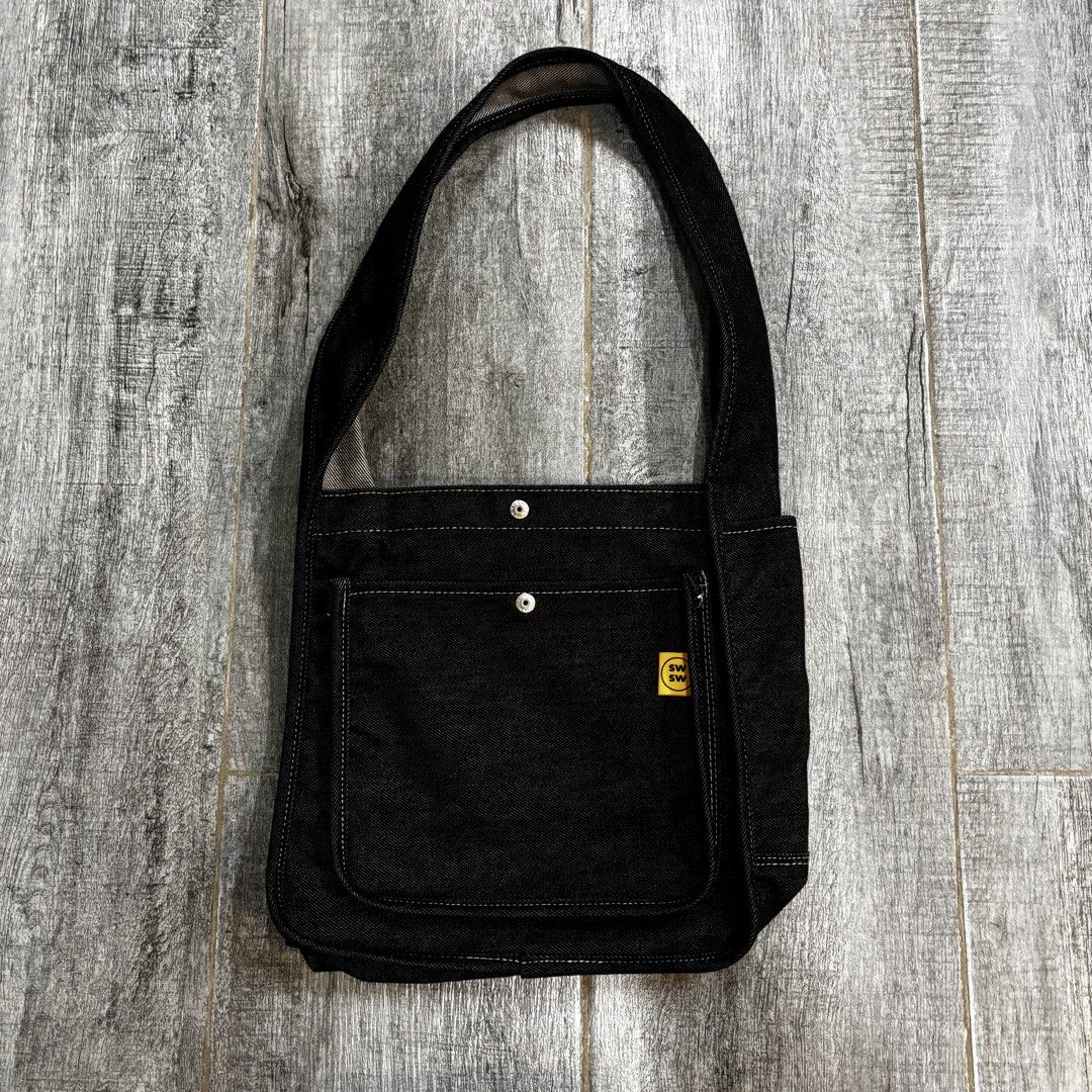 SWEET SWITCH JAPANESE DENIM BAG (Category: Clutches) located in Tarlac. Submitted by wornagaingallery (Listing ID 1428730907, Image 1). Description: SWEET SWITCH JAPANESE DENIM BAG PIT TO PIT: - LENGTH: - S to S: - SLEEVE LENGTH: - COLOR RATE: - CONDITION: - SIZE TAG: - ISSUE: NO ISSUES CODE: A049.