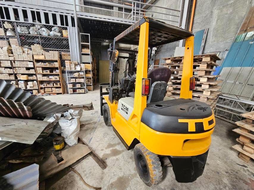 TCM Forklift (Category: Construction Tools & Equipment) located in Pasay City. Submitted by enzopeco (Listing ID 1428725008, Image 2). Description: TCM Forklift Isuzu C240 Diesel engine 2 tons With side winder Automatic transmission 350,000 pesos PM for more inquiries.