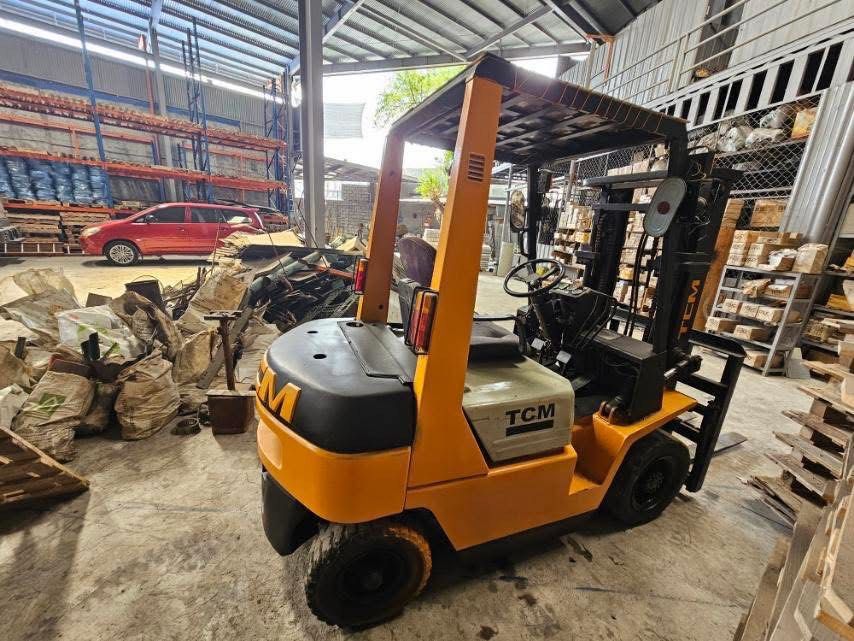 TCM Forklift (Category: Construction Tools & Equipment) located in Pasay City. Submitted by enzopeco (Listing ID 1428725008, Image 3). Description: TCM Forklift Isuzu C240 Diesel engine 2 tons With side winder Automatic transmission 350,000 pesos PM for more inquiries.