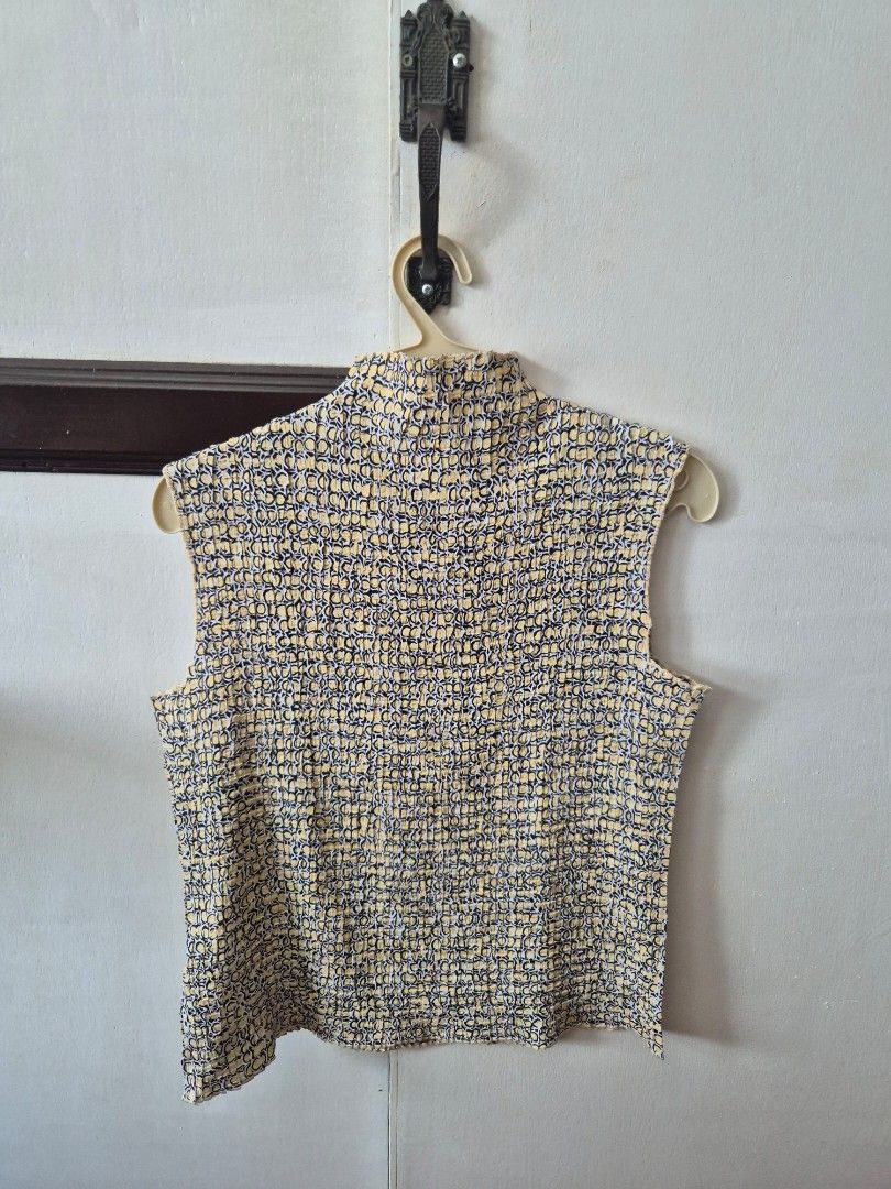 Textured Mock Neck Top (Category: Sleeveless) located in Manila. Submitted by the_cabinetdeclutter (Listing ID 1428622736, Image 3). Description: Size: Small-Medium Condition: In good condition. Thifted but super ganda!!.