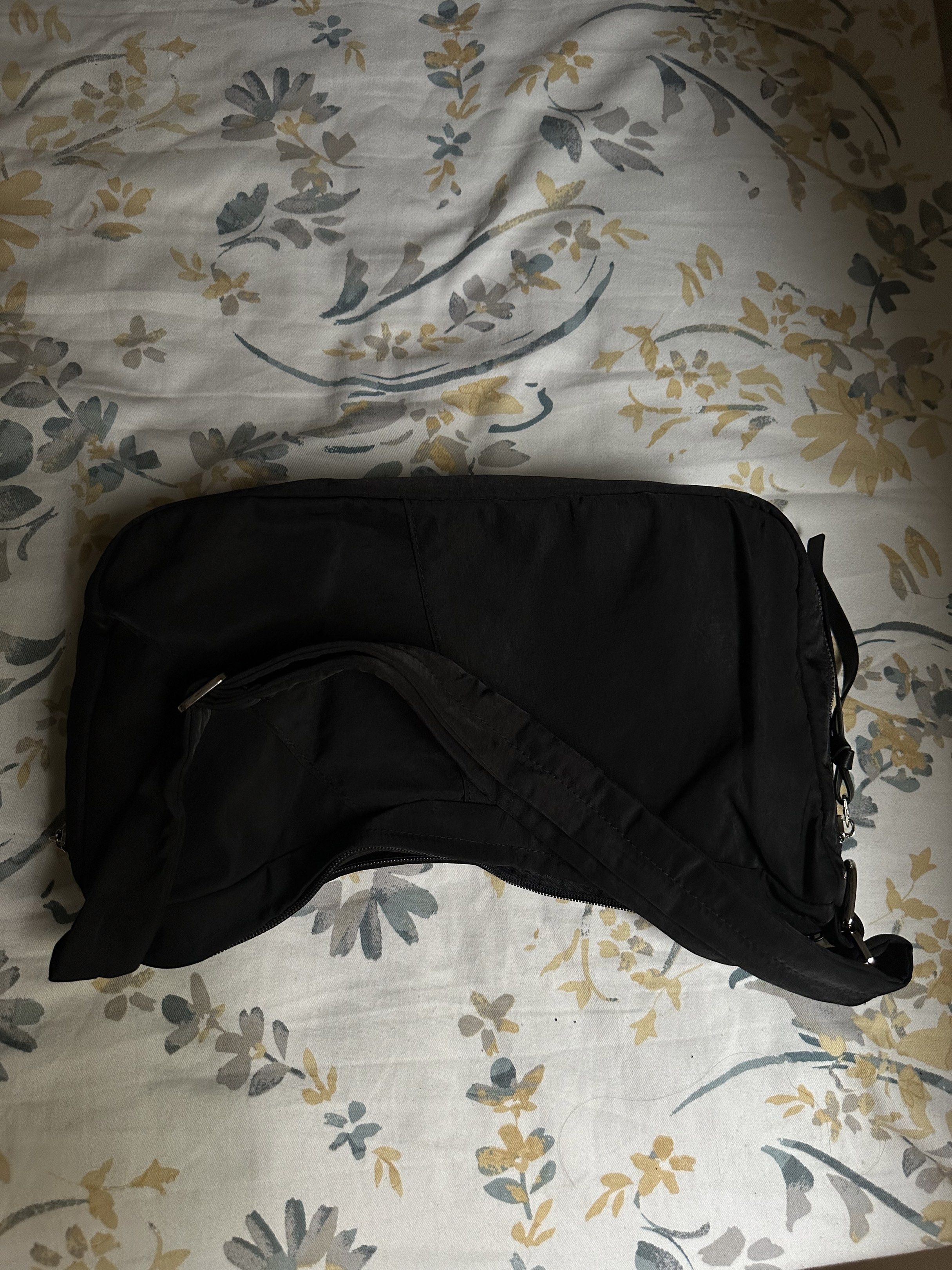The Paper Bunny (The Vessel Studio) Caviar (Category: Shoulder Bags) located in Imus. Submitted by stufftodeclutter (Listing ID 1428616499, Image 2). Description: .