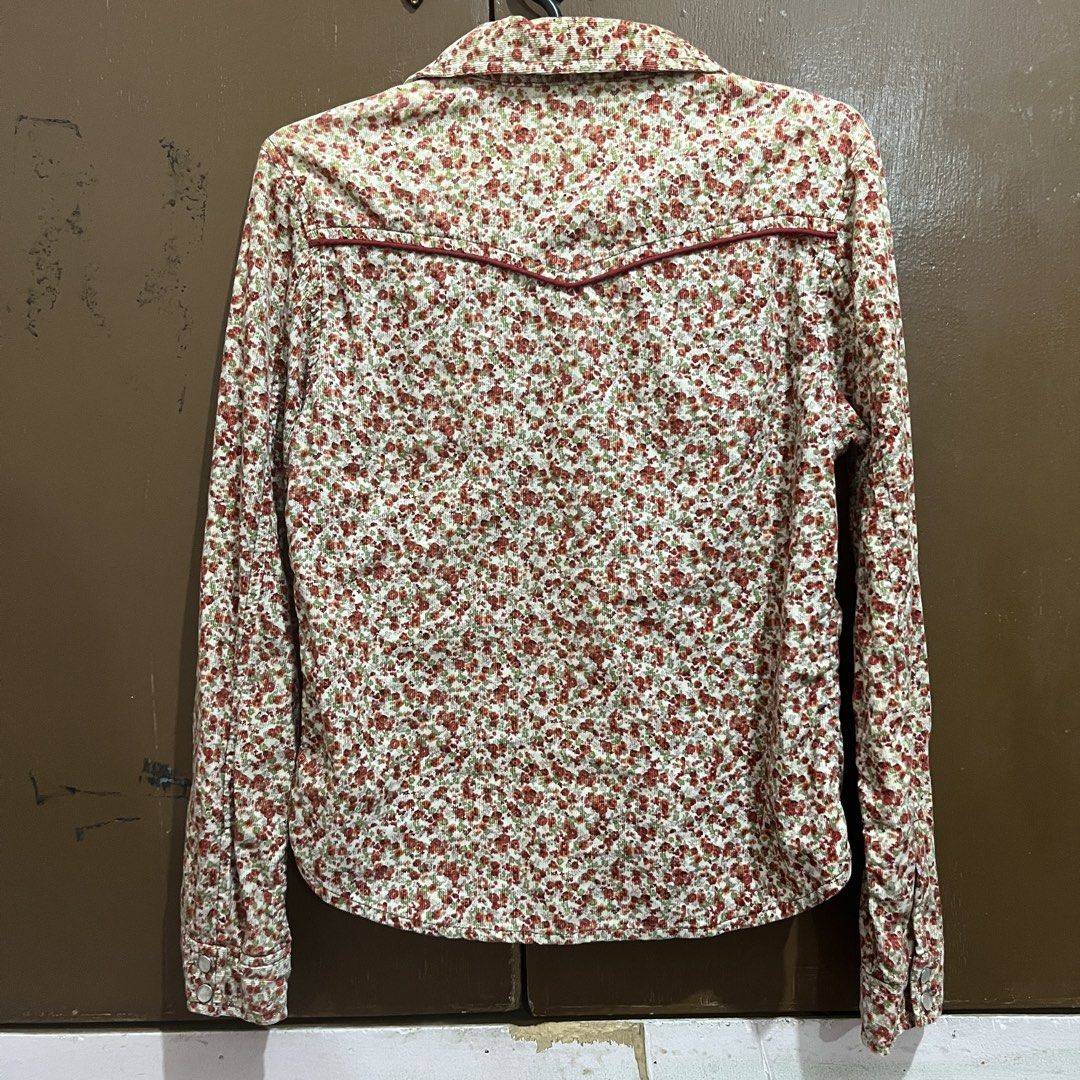 Two Percent Homme Floral Jacket (Category: Coats, Jackets and Outerwear) located in Rodriguez. Submitted by decluttrey (Listing ID 1428725693, Image 2). Description: Features a button-down closure and long sleeves. Has a floral pattern with red accents, a classic collar and two chest pockets, and a yoke detail with red trim. Size S on tag Still nego.