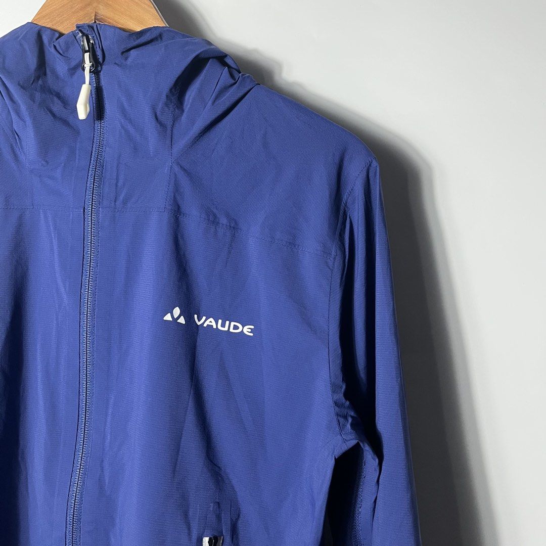 VAUDE Light Rain Jacket (Category: Coats, Jackets and Outerwear) located in Bulacan. Submitted by vanitylab (Listing ID 1428718029, Image 3). Description: Size: Medium Women’s/Small Men’s Dimension: 20 W x 27 L Condition: Good Condition.