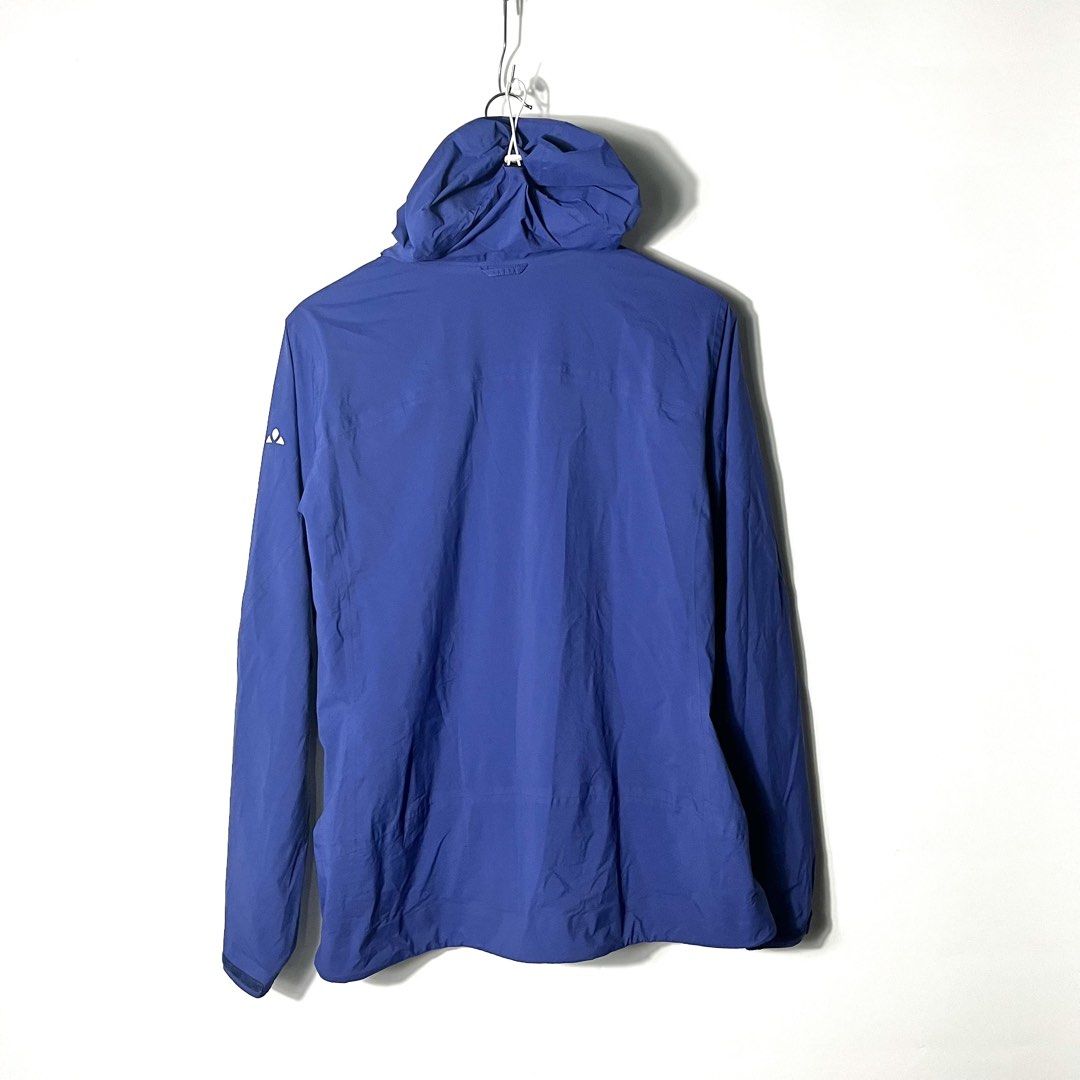 VAUDE Light Rain Jacket (Category: Coats, Jackets and Outerwear) located in Bulacan. Submitted by vanitylab (Listing ID 1428718029, Image 2). Description: Size: Medium Women’s/Small Men’s Dimension: 20 W x 27 L Condition: Good Condition.