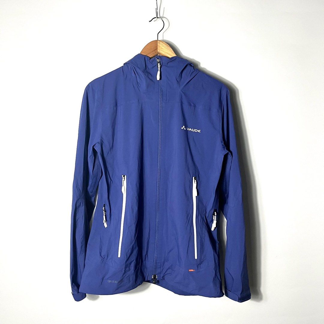 VAUDE Light Rain Jacket (Category: Coats, Jackets and Outerwear) located in Bulacan. Submitted by vanitylab (Listing ID 1428718029, Image 1). Description: Size: Medium Women’s/Small Men’s Dimension: 20 W x 27 L Condition: Good Condition.