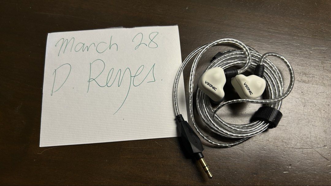 Vsonic Iceberg 11mm DD IEM Headset (Category: Earphones) located in Cavite. Submitted by biboyharanero (Listing ID 1428784354, Image 1). Description: Vsonic Iceberg 11mm DD IEM Headset Dual Cable included Type C and 3.5mm Negotiable No LP in mind so please pm your maximum offer if below posted price (I hate haggling) RFS: Decluttering Issue: None Personal warranty for 2 days only, any issue arises after personal warranty window is considered buye