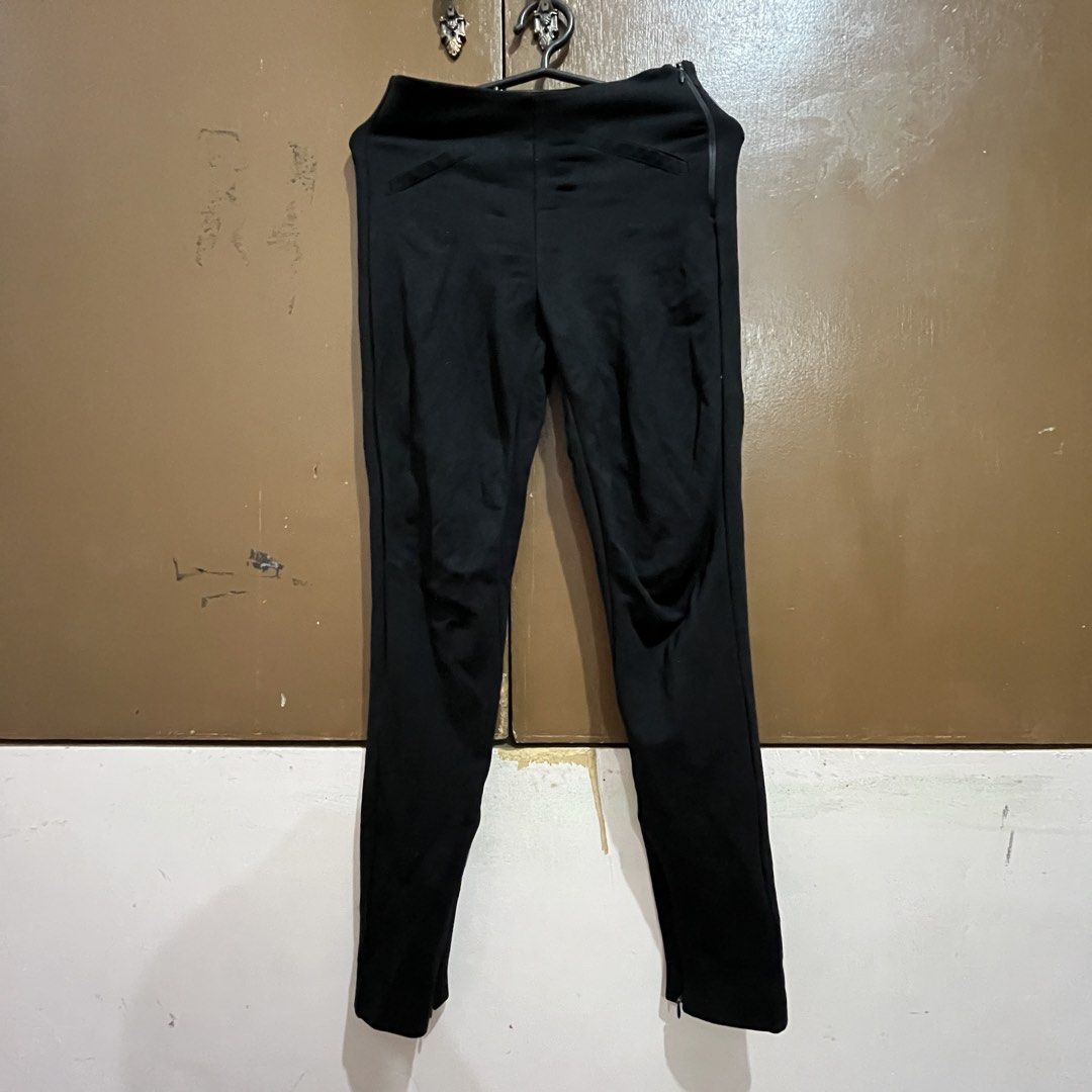 Zara Trafaluc Black Pants (Category: Other Bottoms) located in Rodriguez. Submitted by decluttrey (Listing ID 1428768702, Image 1). Description: Zara Trafaluc black pants. Classic black color. Size S (26).