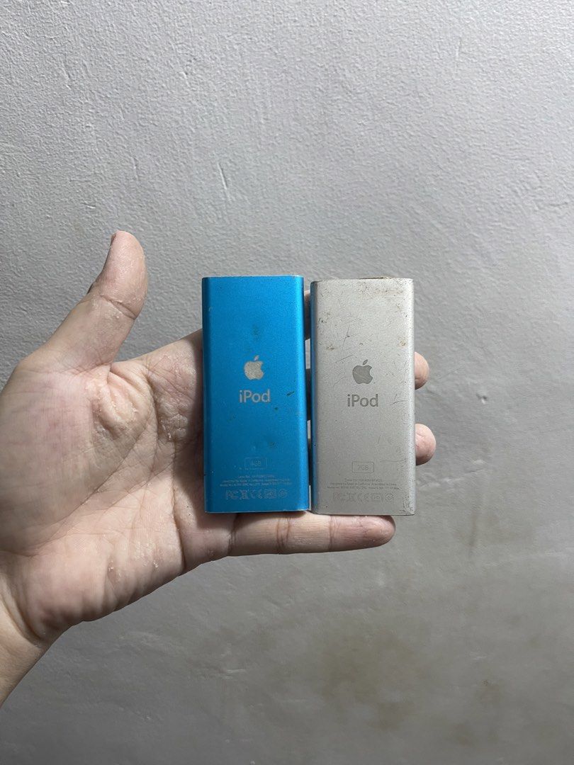 2 iPod nano 2nd gen blue and silver (Category: Other Mobile & Gadget Accessories) located in Manila. Submitted by apple_siri (Listing ID 1428911282, Image 2). Description: Lcd issue etc.