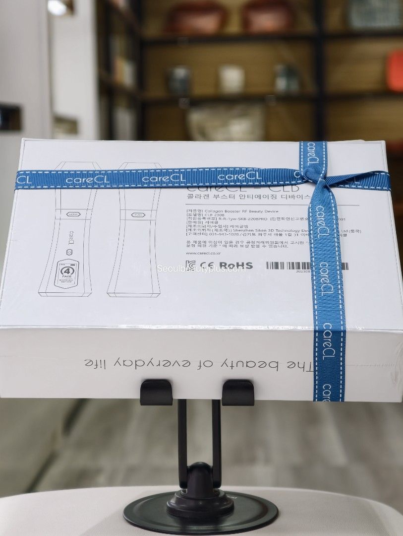 ✨韓國代購✨ Carecl CLB 家用高頻美容儀按摩器 (蓋印式高頻面部按摩機) （分類：面部 - 面部護理）位於 Hong Kong。 由 hkphone. 提交（商品編號 1416256041，圖片 2）。簡介： ✨韓國代購✨ Carecl CLB 家用高頻美容儀按摩器 (蓋印式高頻面部按摩機) 7日~10日 后到 收貨 1星期內 ，客人 收貨 收到 新機器有問題的話 ,可以申請更換 產品資訊: 100% 韓國 原廠正貨 CareCL CLB: 專業級家用 RF 美容儀 根源上與別不同嘅美容儀器 careCL CLB 皮膚科高級 RF 療程嘅原理 RF 蓋印式傳導技術 唔會流失水份，能量直達真皮層，激活肌膚彈性！ careCL 儀器頭 - 專業級貴價療程 Thermage 頭 CareCL CLB 產品賣點 01. 全港獨有! RF 蓋印技術 說明: 同皮膚科 Thermage 療程一樣嘅「蓋印式」傳導方式。 02. 水份流失最少 直達真皮層 說明: 採用黃金頻率 , 確保能量深入
