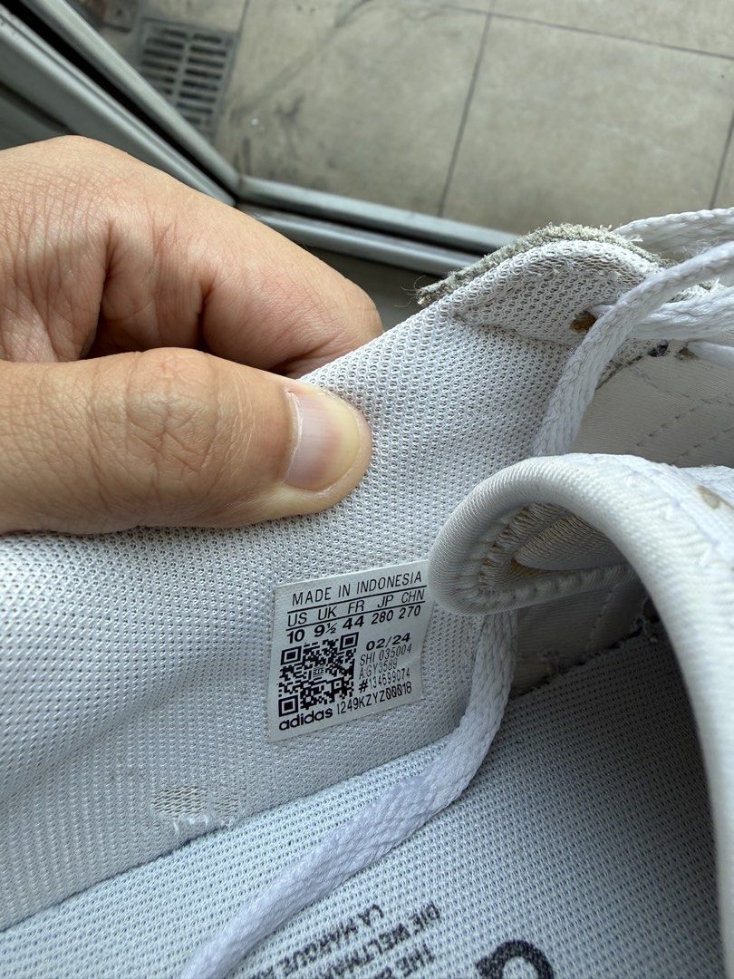 Adidas white shoes (Category: Sneakers) located in Manila. Submitted by decluttering0917 (Listing ID 1428867825, Image 3). Description: Used white adidas shoes for decluttering. RFS: not using anymore. Pasay MOA area.