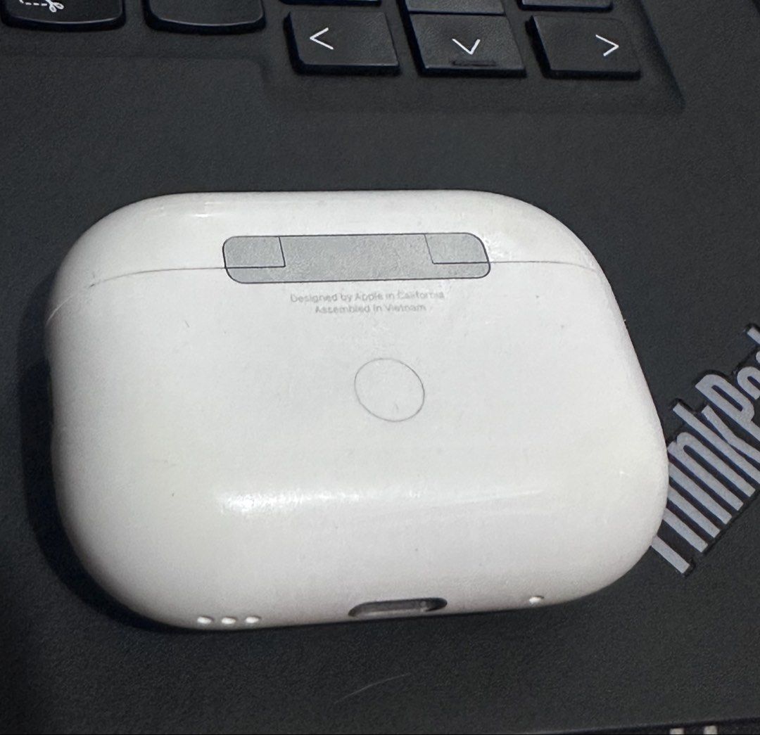 Airpods pro charging case (Category: Earphones) located in Manila. Submitted by cxcwoo001 (Listing ID 1428954976, Image 2). Description: Airpods pro charging case Wireless charging RFS: found this while cleaning lol. Sold the airpods separately as this was missing months prior..