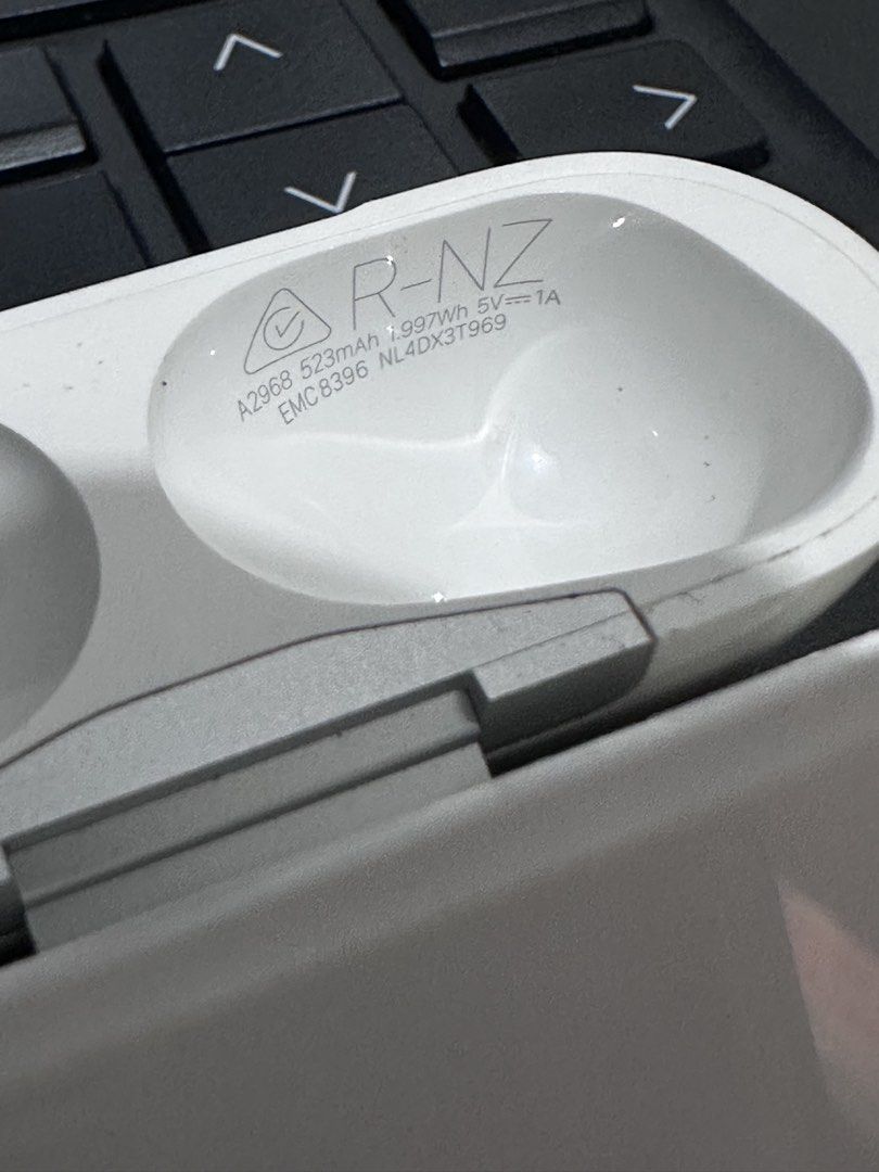 Airpods pro charging case (Category: Earphones) located in Manila. Submitted by cxcwoo001 (Listing ID 1428954976, Image 3). Description: Airpods pro charging case Wireless charging RFS: found this while cleaning lol. Sold the airpods separately as this was missing months prior..