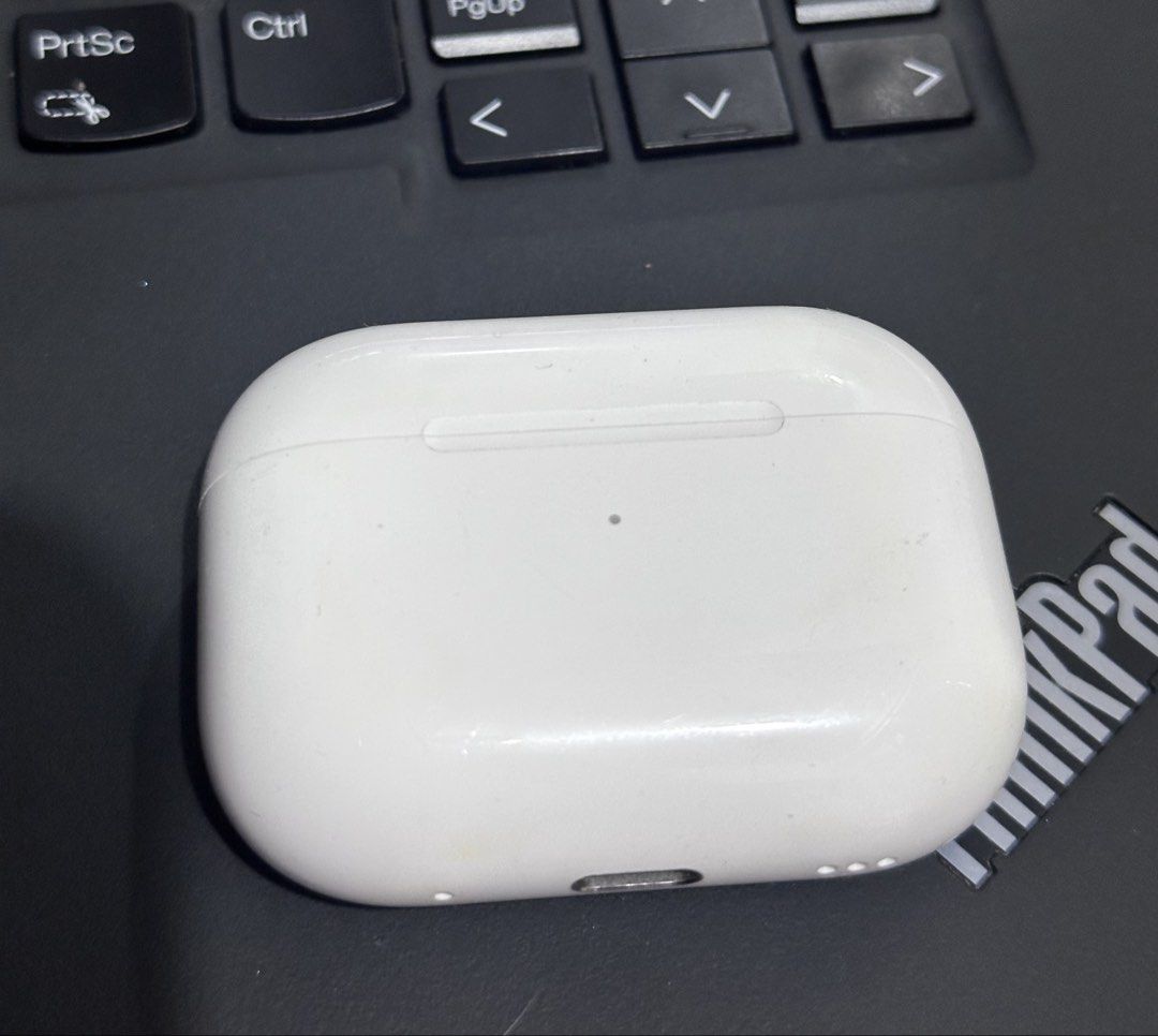Airpods pro charging case (Category: Earphones) located in Manila. Submitted by cxcwoo001 (Listing ID 1428954976, Image 1). Description: Airpods pro charging case Wireless charging RFS: found this while cleaning lol. Sold the airpods separately as this was missing months prior..