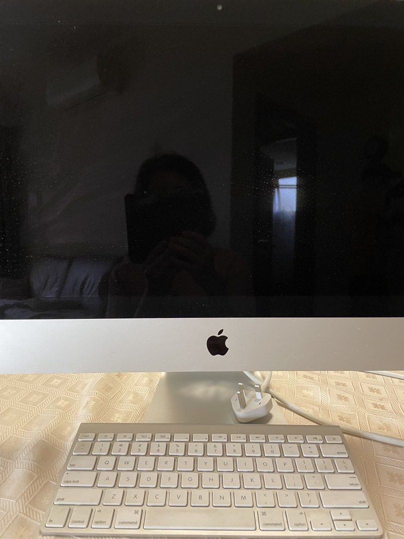 Apple iMac Desktop Computer with Keyboard411556812685977600