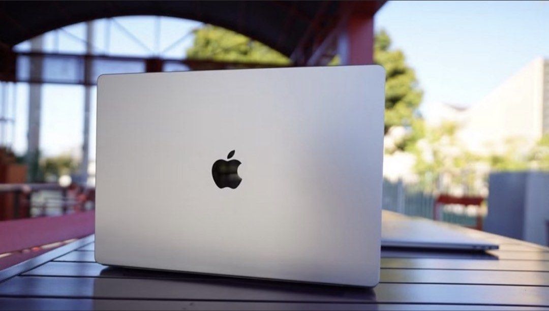 Apple MacBook Pro - Silver M1 max 64gb RAM412351819730790401