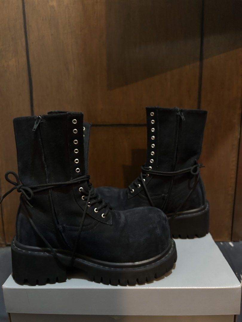 Balenciaga Stomper Boots Canvas (Category: Boots) located in Taguig. Submitted by xin00_ (Listing ID 1428794238, Image 2). Description: - Balenciaga Stomper Boots - Size: 41-42 - Material: Canvas - Features a chunky sole.