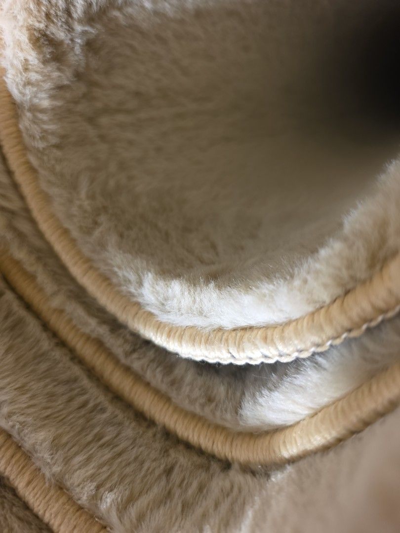 Beige carpet (Category: Carpets & Mats) located in Singapore. Submitted by minee (Listing ID 1428874607, Image 3). Description: size 140cm*200cm. rectangular shape. colour: Beige bought $70 didnt suit my house deco. so didn't use it. as good as new not looking for trade. self collection at my block in tampines .