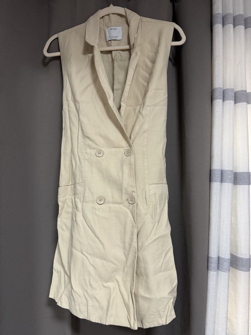 Bershka Sleeveless Blazer Vest (Category: Sleeveless) located in Paranaque City. Submitted by lmp08 (Listing ID 1428808554, Image 2). Description: Rfs not using.