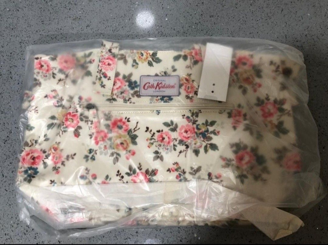 2 x Cath Kidston 玫瑰花卉袋 （分類：Tote Bags）位於 Hong Kong。 由 elisa_apple 提交（商品編號 1428976174，圖片 1）。簡介： 全新cath kidston 側肩袋，1個$80，2個$100。