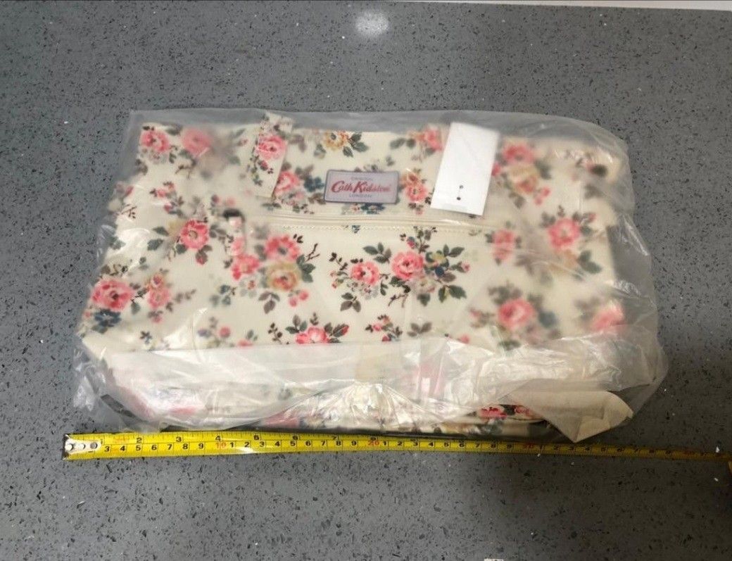 2 x Cath Kidston 玫瑰花卉袋 （分類：Tote Bags）位於 Hong Kong。 由 elisa_apple 提交（商品編號 1428976174，圖片 3）。簡介： 全新cath kidston 側肩袋，1個$80，2個$100。