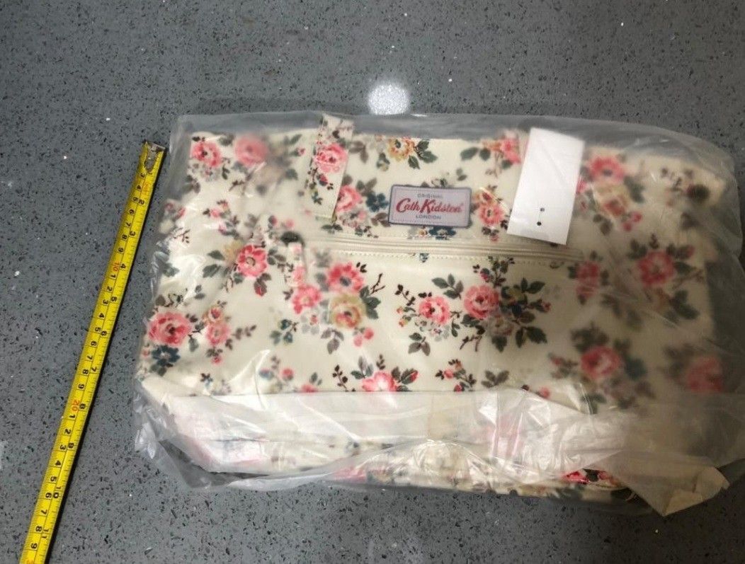2 x Cath Kidston 玫瑰花卉袋 （分類：Tote Bags）位於 Hong Kong。 由 elisa_apple 提交（商品編號 1428976174，圖片 2）。簡介： 全新cath kidston 側肩袋，1個$80，2個$100。