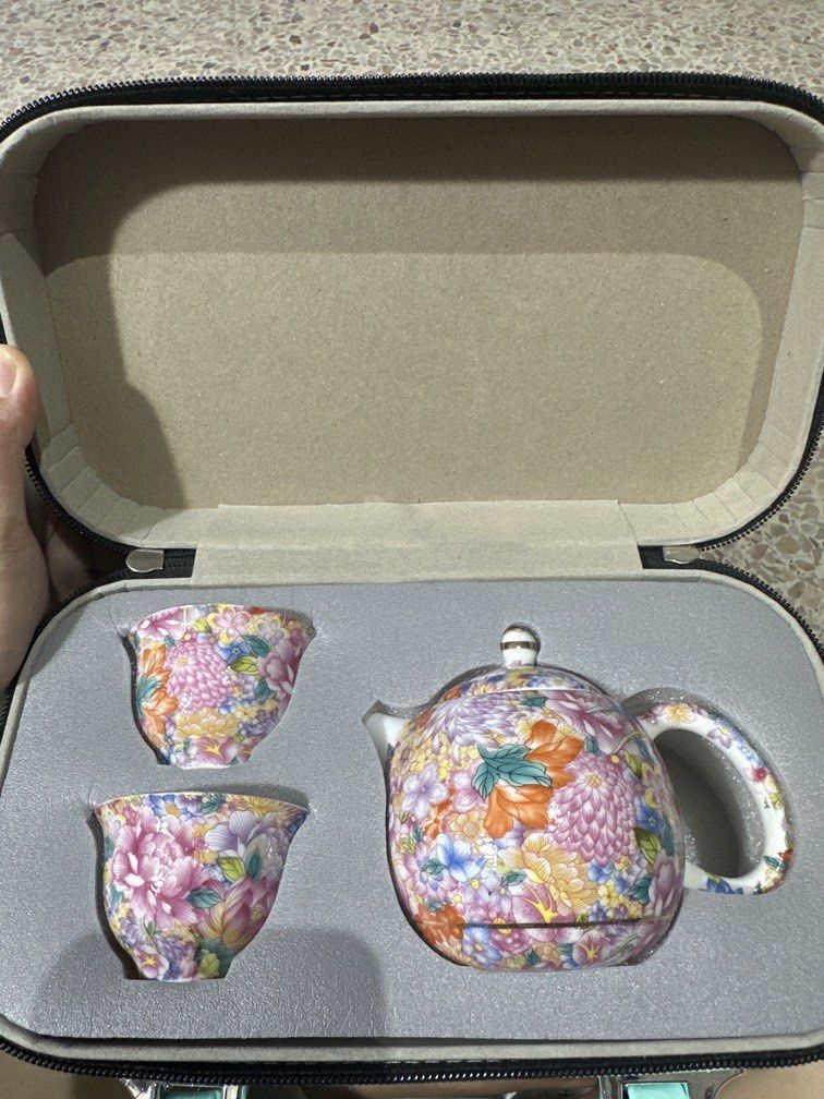 Chinese Tea and Cups467219634277601280