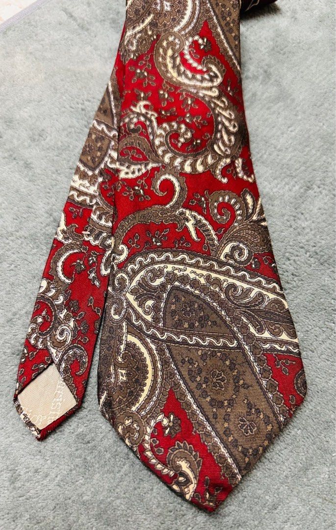 Christian Dior Paisley Pattern Silk Necktie (Category: Ties) located in Manila. Submitted by rarefindsgallery (Listing ID 1428878360, Image 1). Description: Christian Dior Silk Paisley Pattern NeckTie Composition: 💯 Silk Color: Red Maroon Authentic Made in USA 🇺🇸 .