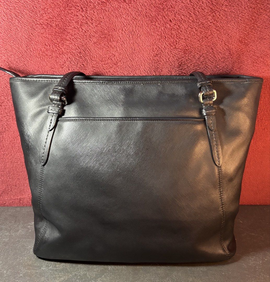 Coach Black Peyton Leather Zip Top Tote (Category: Luxury Bags & Wallets) located in Malabon City. Submitted by sartorial_finds (Listing ID 1428932466, Image 2). Description: Coach Black Peyton Leather Zip Top Tote. Silver tone hardware. Missing original black hangtag. Pre-owned tote minimal signs of wear. Zip top closure. The bag opens up into a large interior with silver grey fabric lining. Has one zip pocket and 2 multifunctional slip pockets.