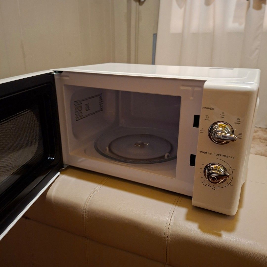 Condura Retro Microwave Oven 20l (Category: Ovens & Toasters) located in Pasig City. Submitted by thethinkers (Listing ID 1428926041, Image 2). Description: This is available as long as this is posted/visible listing. You may message me with the answer to the following questions once you are fully decided to purchase, should you need further thinking and canvassing you may just save the listing for future reference. 1. Will you be personally pick