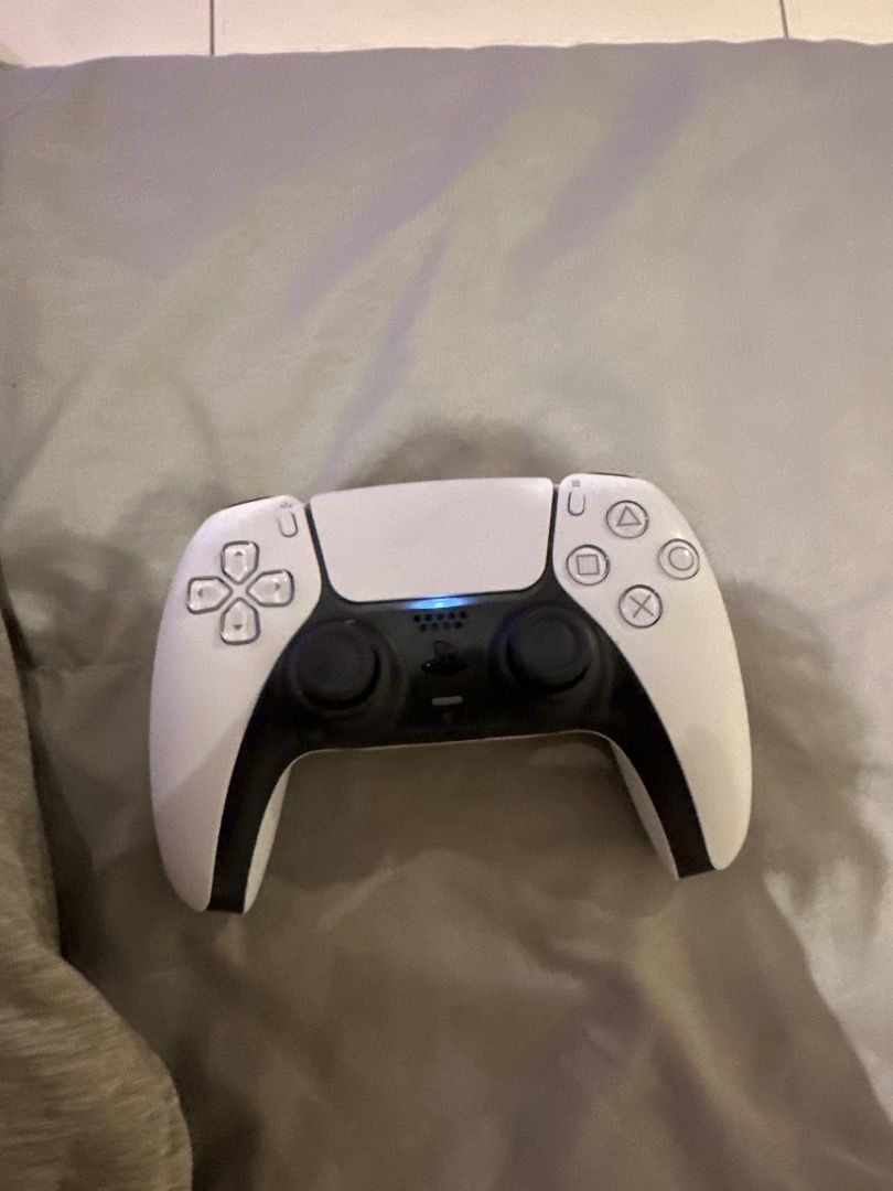 DS5 Controller/ PS5 Controller (Category: Controllers) located in Kuala Lumpur. Submitted by zeedanahm75535 (Listing ID 1428889542, Image 1). Description: PS5 controller bought with the console. Comes with original receipt and everything works perfectly..
