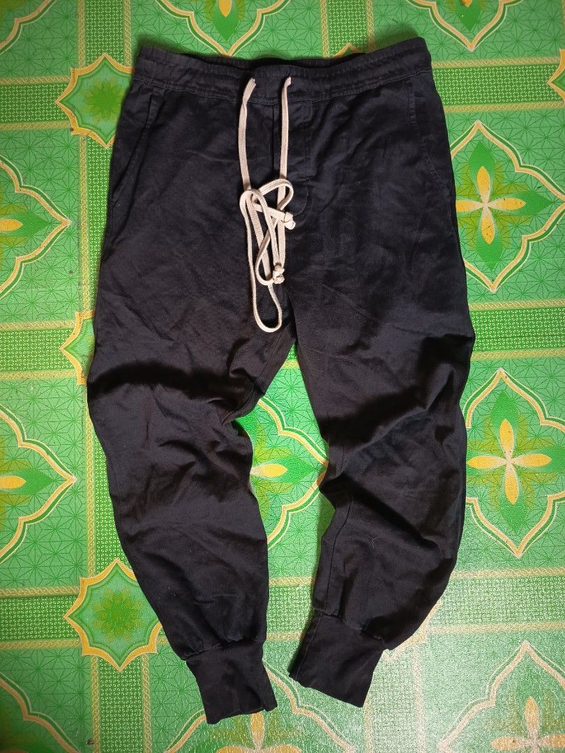 DS Black Jogger Pants (Category: Joggers) located in Manila. Submitted by youngbear.185ac4 (Listing ID 1428796603, Image 1). Description: Rick Owens Jogger pants Size 30/34 good condition courier jnt/lalamove mop gcash 📩📩📩.