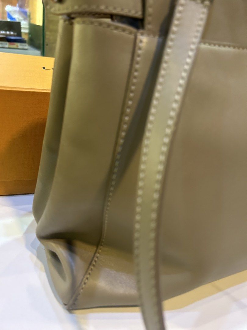 Fendi Peekaboo Handbag (Category: Luxury Bags & Wallets) located in Caloocan City. Submitted by imeldas (Listing ID 1428818650, Image 2). Description: Preloved in 10/10 condition ! All items are authentic! Visit our store at the shops in alphaland Makati for great deals at outlet prices🫶.