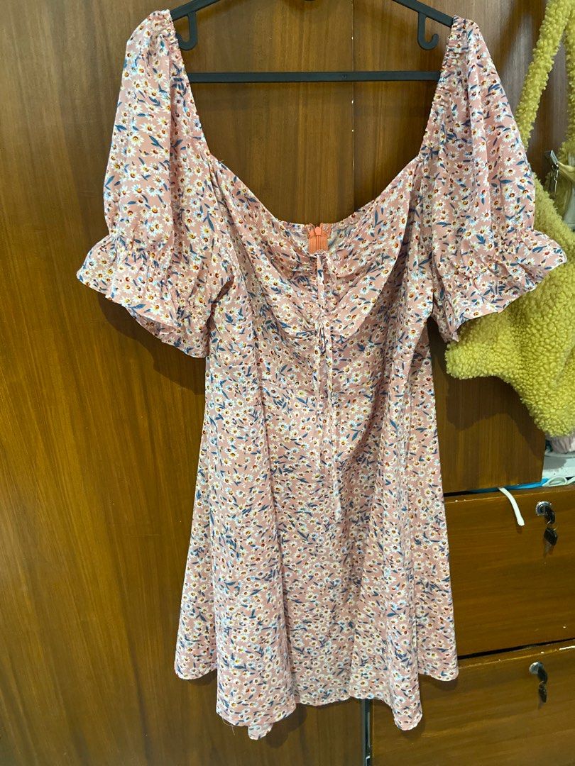 Floral Puff Sleeve Dress (Category: Dresses) located in Quezon City. Submitted by pafey (Listing ID 1428889499, Image 1). Description: Rsf: need for funds There are no damages Freebies are included Sf will be shouldered by buyer.